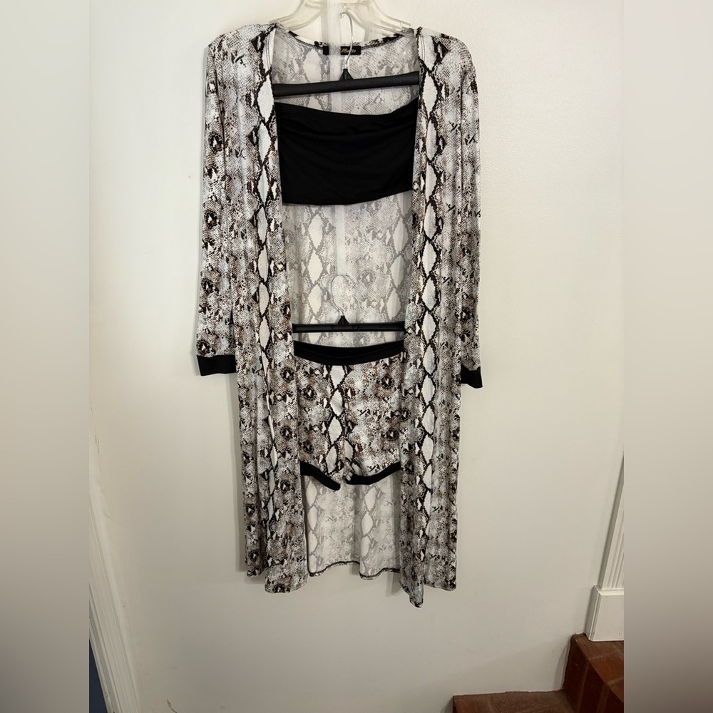 Snake Print 3 piece loungewear and sleepwear set Size Medium New with tags
